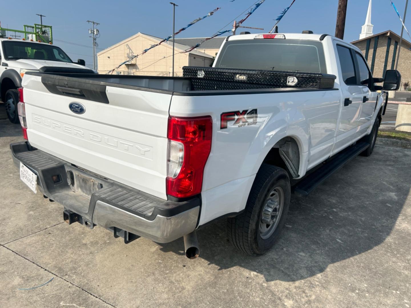 2021 White /Grey Ford F-250 SD King Ranch Crew Cab 4WD (1FT7W2B66ME) with an 6.2L V8 OHV 16V engine, 6A transmission, located at 1687 Business 35 S, New Braunfels, TX, 78130, (830) 625-7159, 29.655487, -98.051491 - Photo#5